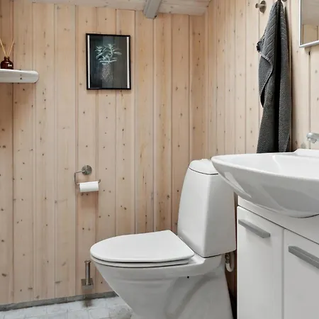 4 Bedroom Cozy In Vaeggerlose Ferienhaus