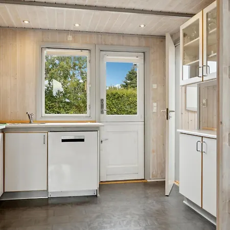 4 Bedroom Cozy In Vaeggerlose Ferienhaus Bøtø By