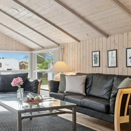 4 Bedroom Cozy In Vaeggerlose Ferienhaus *