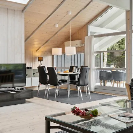 4 Bedroom Cozy In Vaeggerlose Ferienhaus Bøtø By