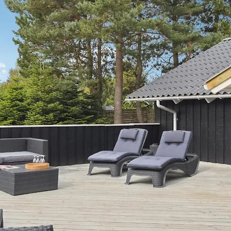 4 Bedroom Cozy In Vaeggerlose *