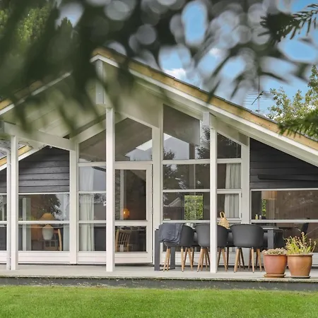 4 Bedroom Cozy In Vaeggerlose Ferienhaus *