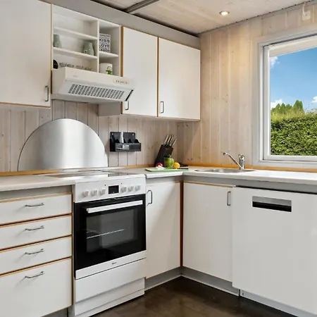 4 Bedroom Cozy In Vaeggerlose Ferienhaus Bøtø By