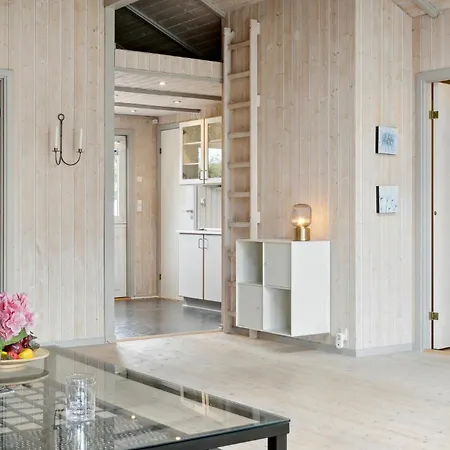 4 Bedroom Cozy In Vaeggerlose Ferienhaus