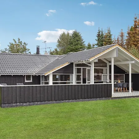 4 Bedroom Cozy In Vaeggerlose Ferienhaus