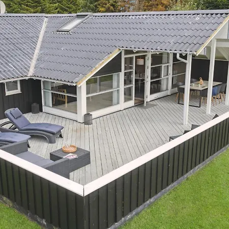4 Bedroom Cozy In Vaeggerlose Ferienhaus Bøtø By