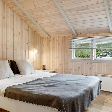 4 Bedroom Cozy In Vaeggerlose Ferienhaus *